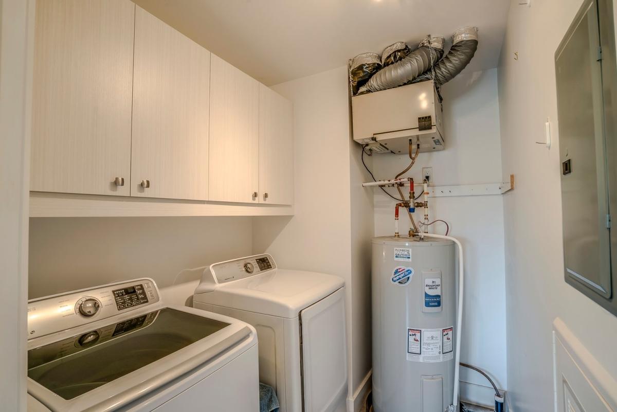 Salle de lavage avec rangement