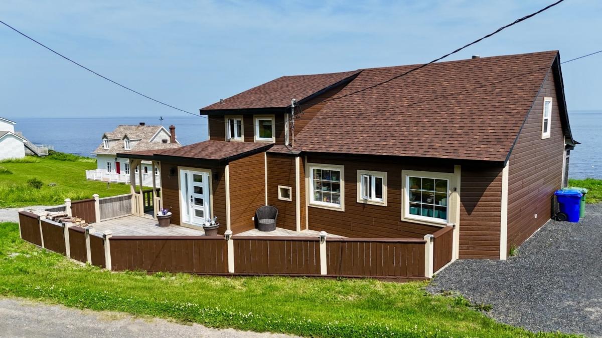 Vue sur la façade et le terrain environnant