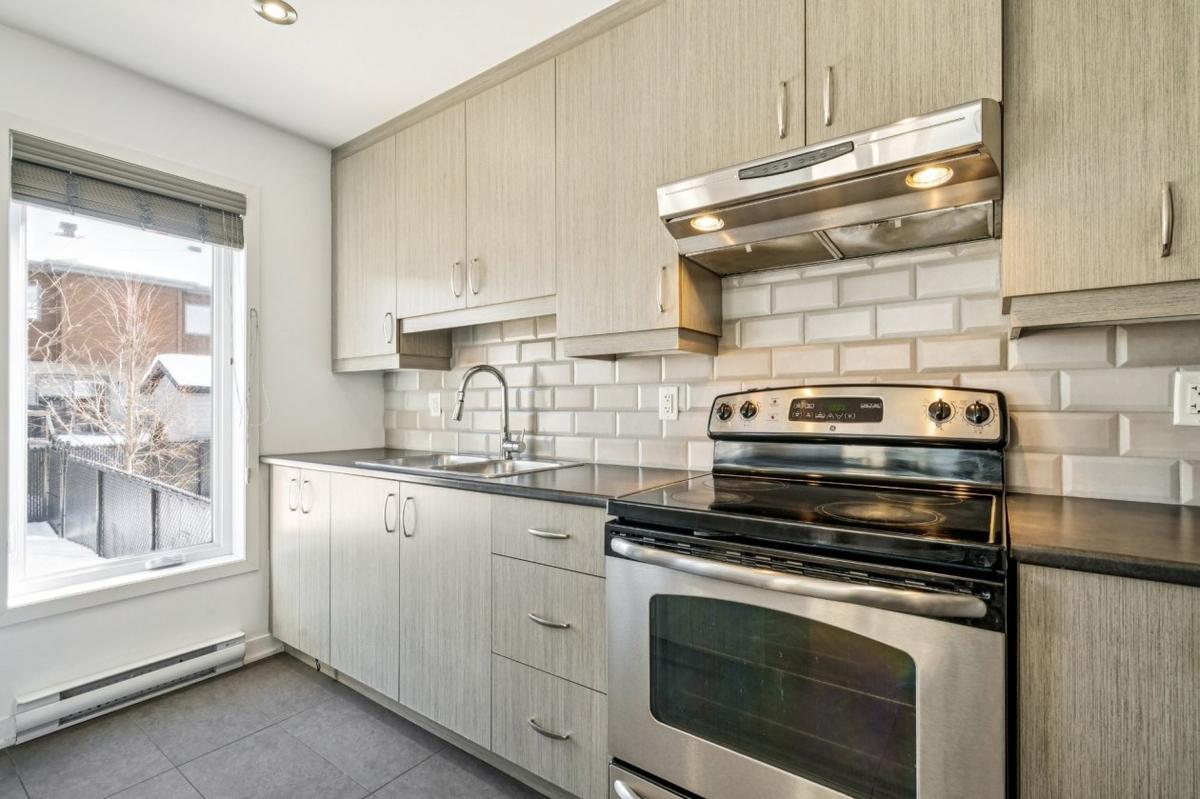 Lumineuse et moderne : une maison en rangée de coin à Longueuil, quatre chambres au cœur d'un quartier vert