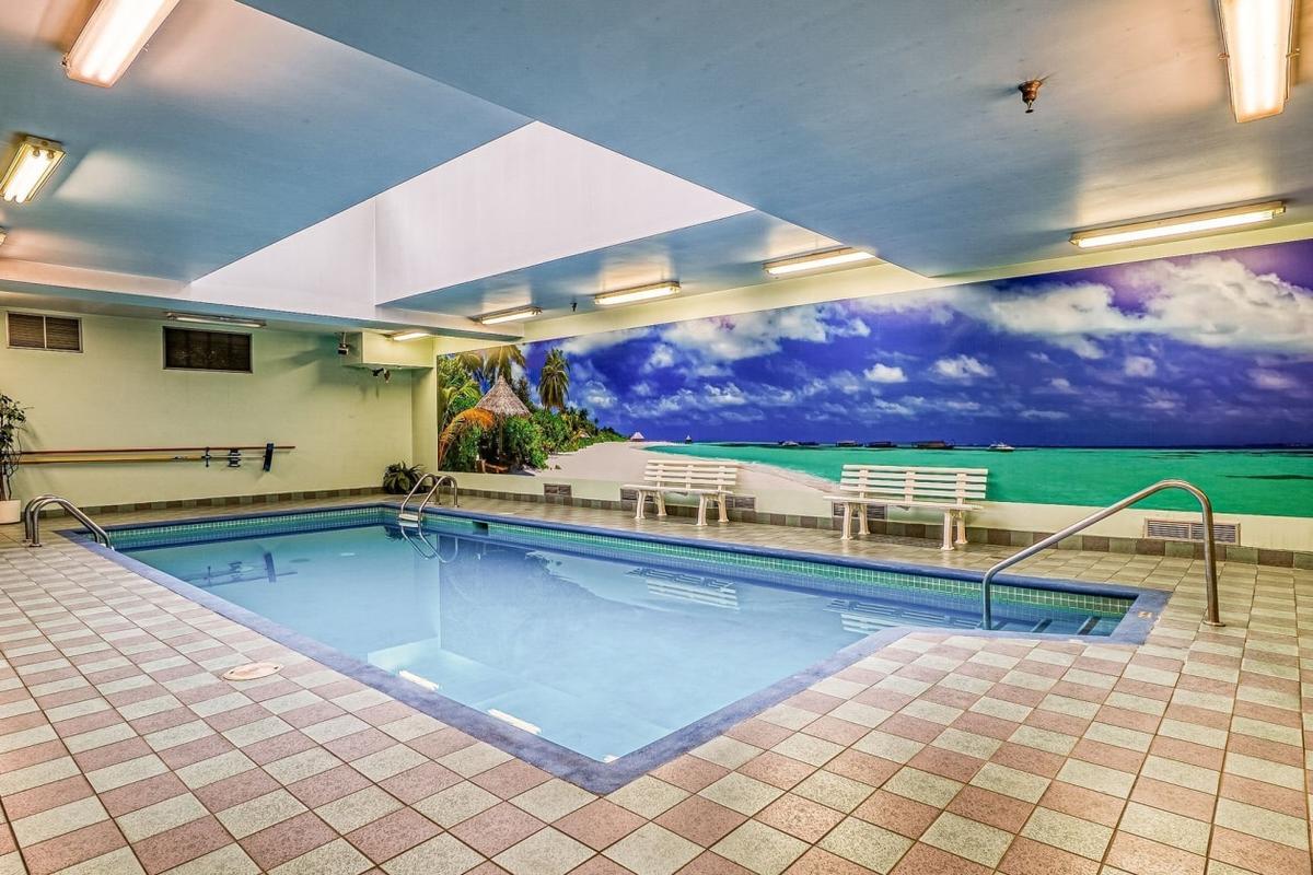 Piscine intérieure de l'immeuble