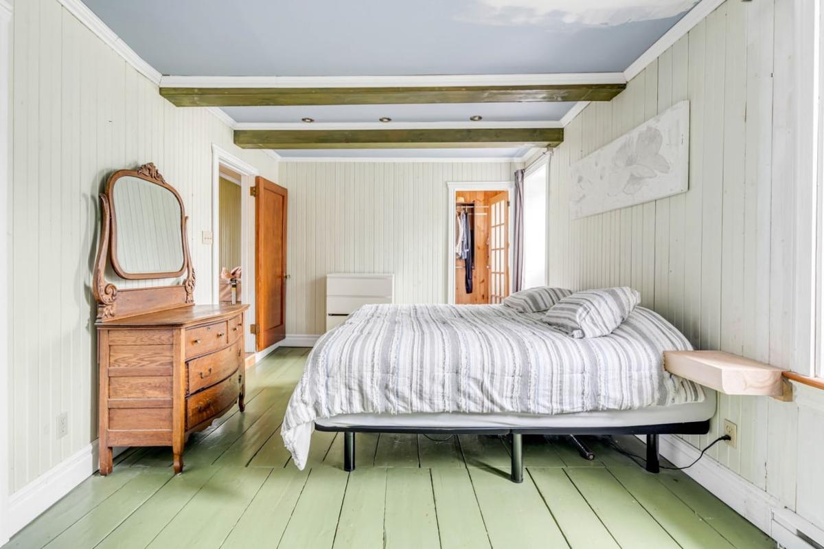 Chambre avec fenestration généreuse