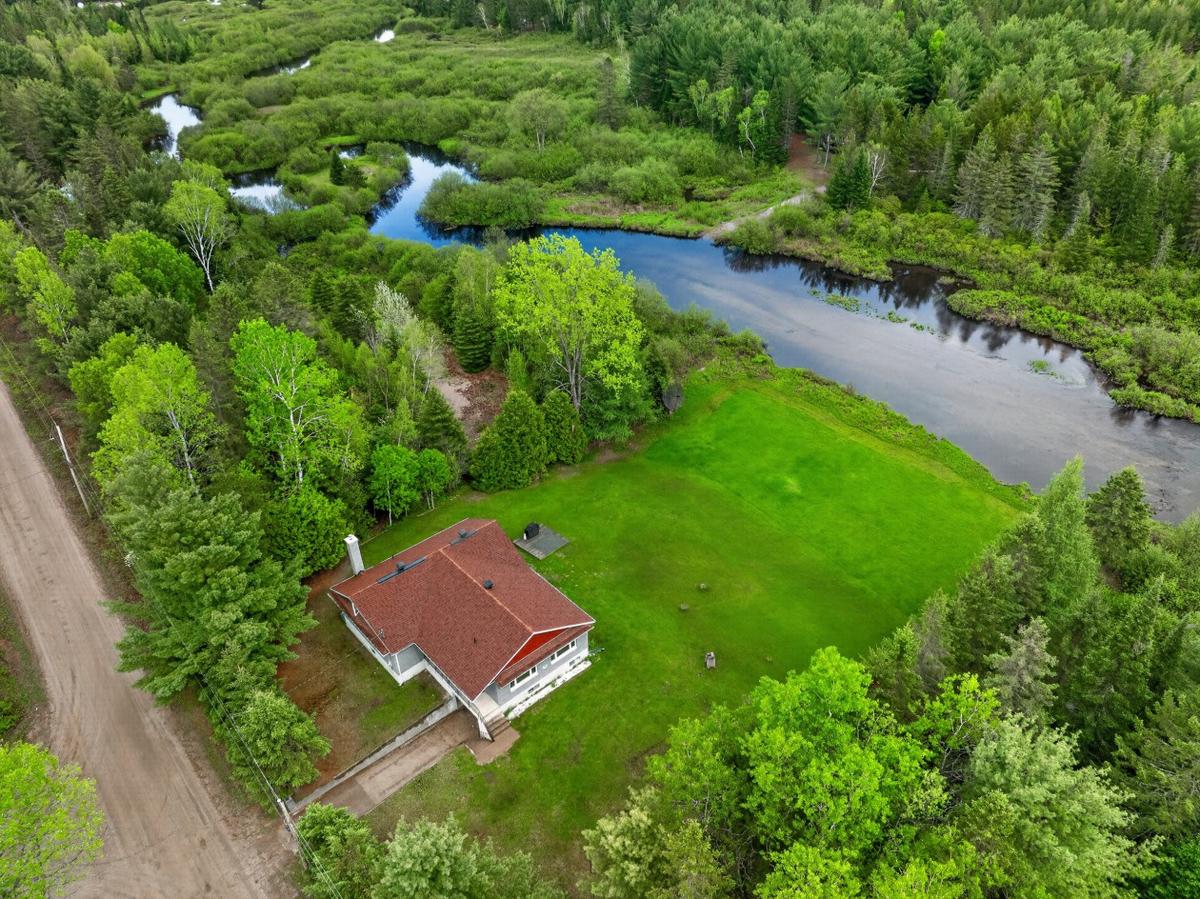 Perspective sur le terrain et la rivière