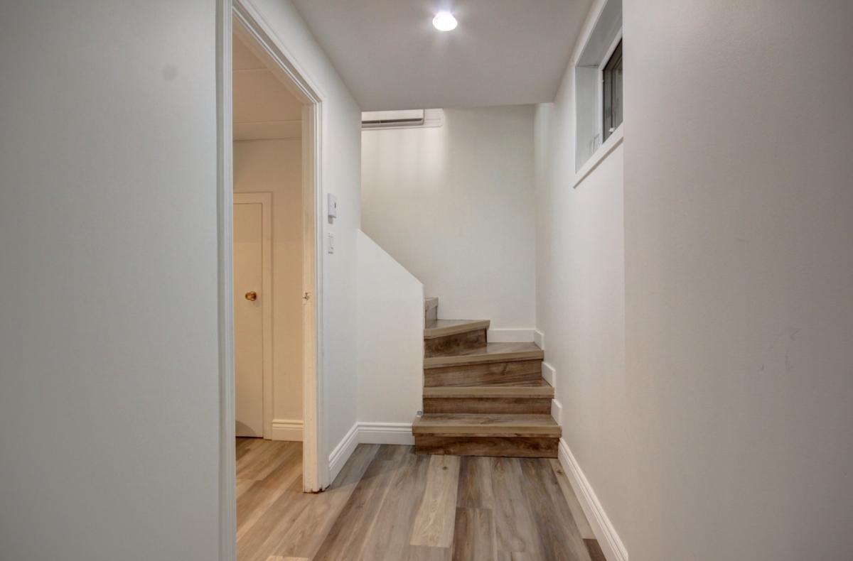 Escalier menant au sous-sol rénové