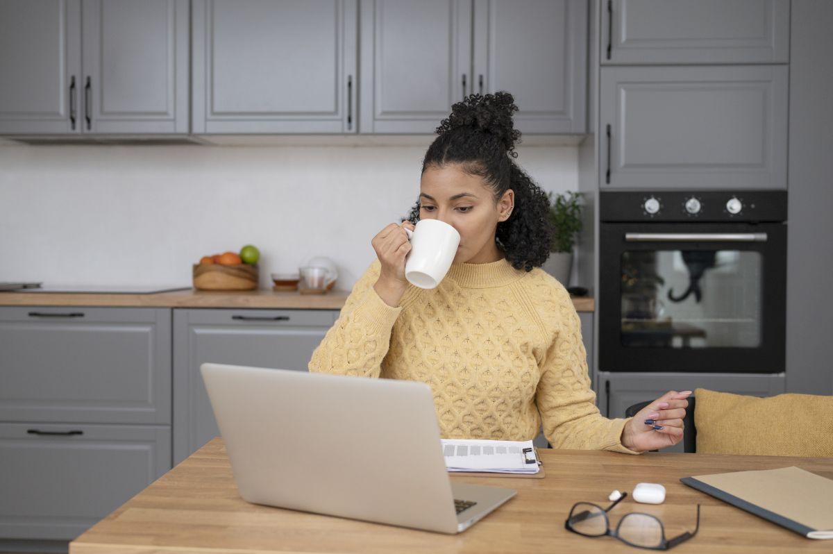 Freepik, femme qui travaille dans la cuisine