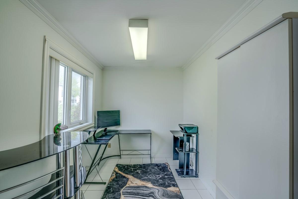 Walk-in pouvant servir de bureau ou chambre d'appoint