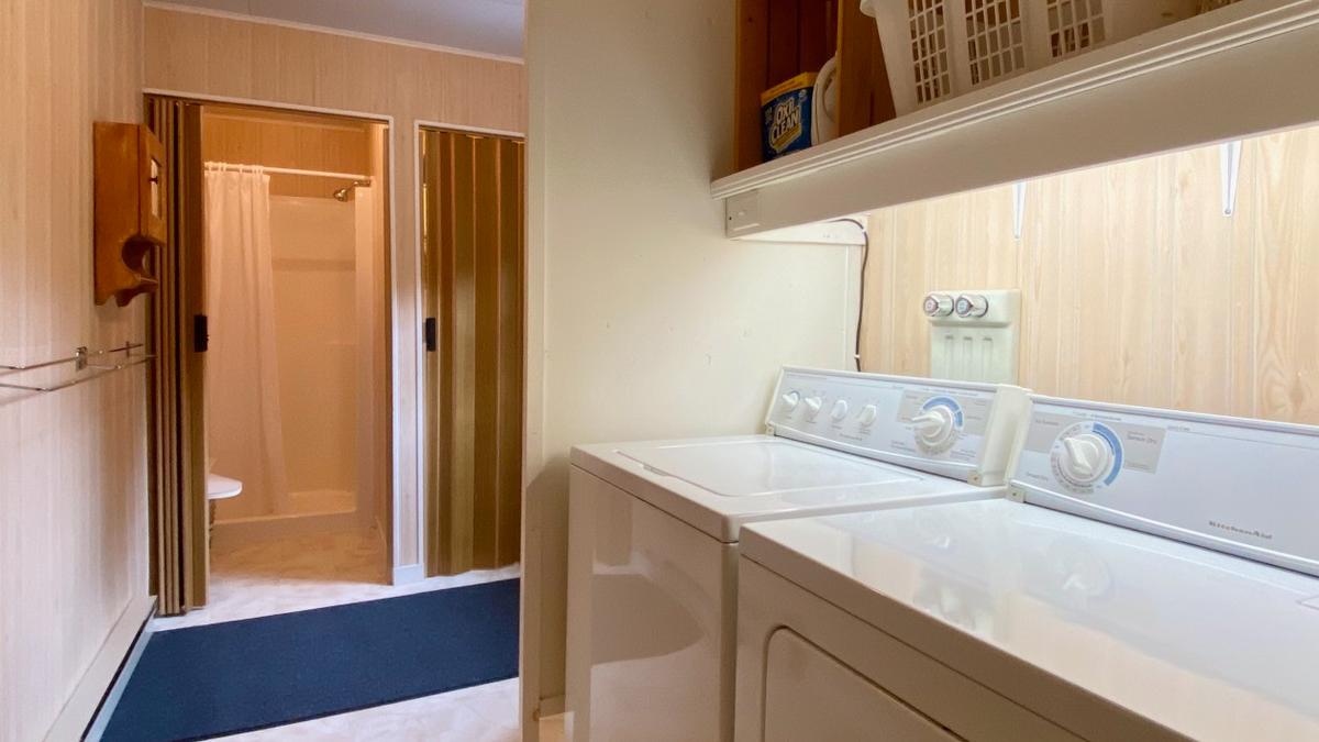 La salle de lavage avec douche