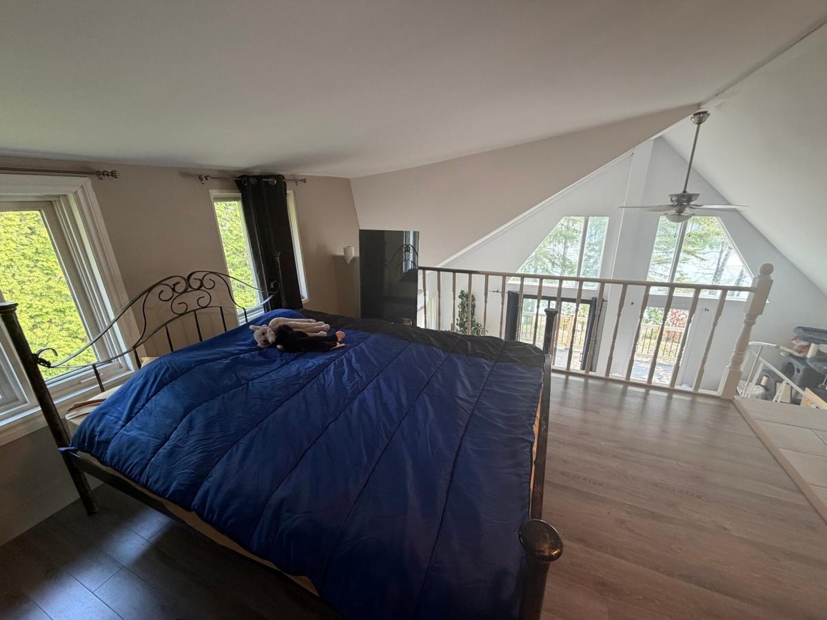 Chambre des maîtres en mezzanine avec vue sur le lac