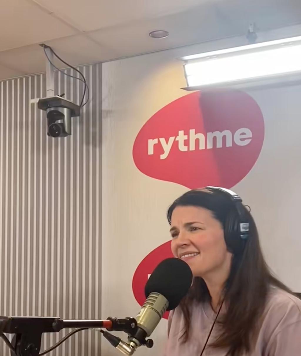 Marie-Eve Janvier derrière le micro de Rythme FM