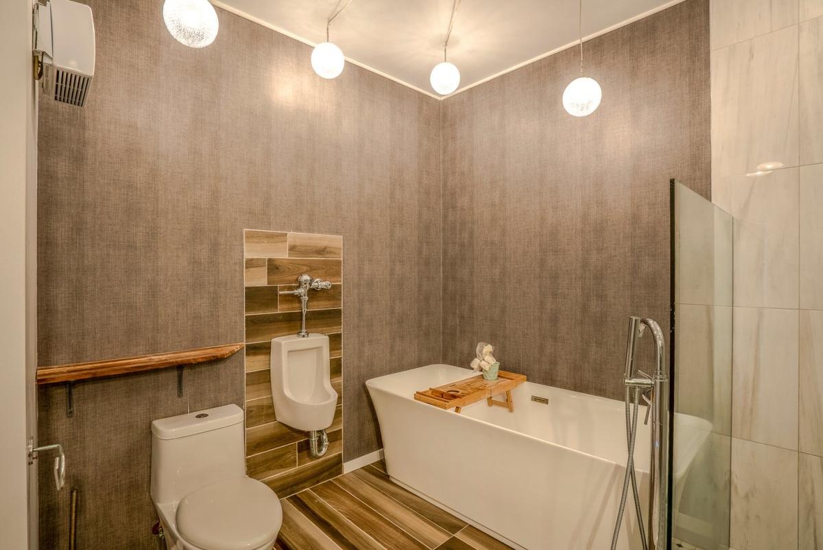 Salle de bain avec bain autoportant