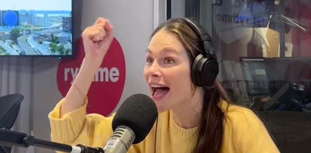 Maripier Morin derrière le micro de Rythme FM