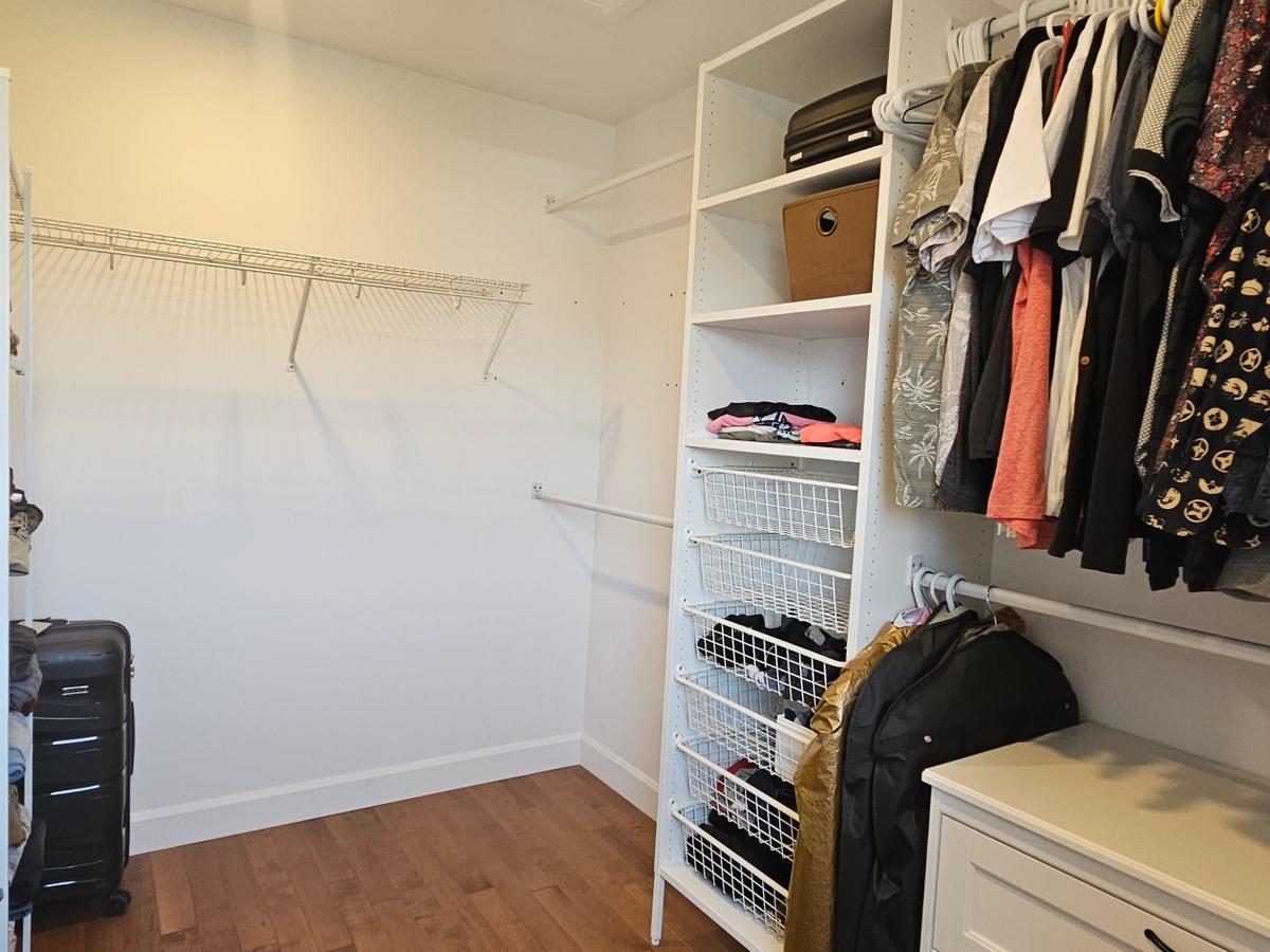 Détail du rangement dans le walk-in