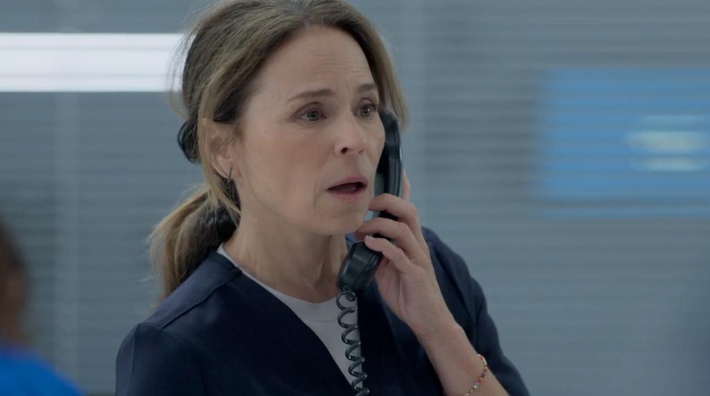 Suzanne Clément dans son rôle d'Emmanuelle St-Cyr dans STAT