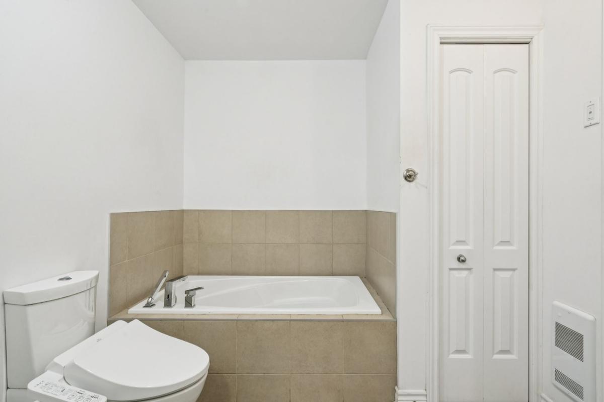 Salle de bain complète aux lignes épurées