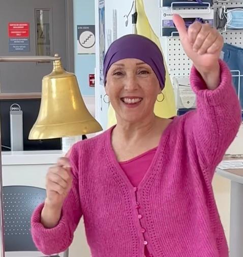 Julie Drolet qui sonne une cloche dorée