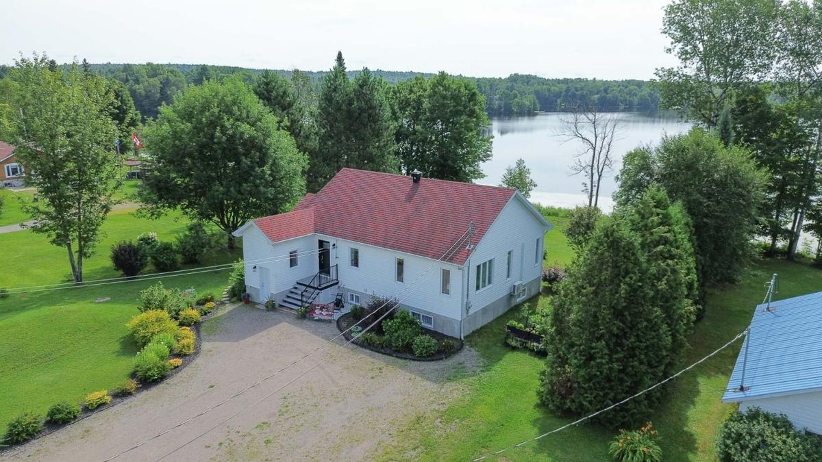 Vue d'ensemble de la propriété au bord du lac