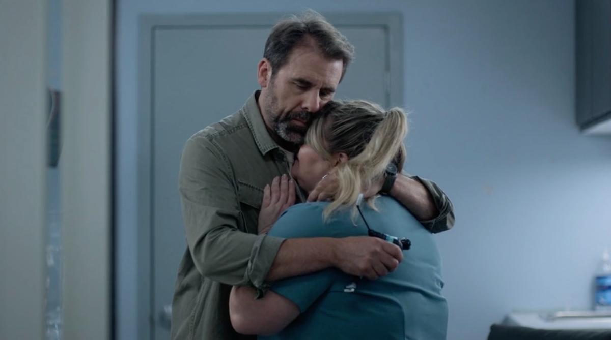Bruno Marcil dans le rôle de Daniel Laramée et Geneviève Schmidt dans son rôle d'Isabelle Granger dans STAT