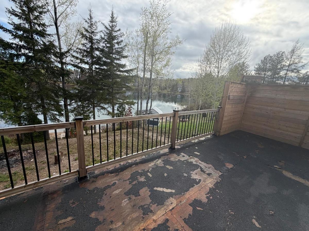 Espace extérieur en bordure de l'eau