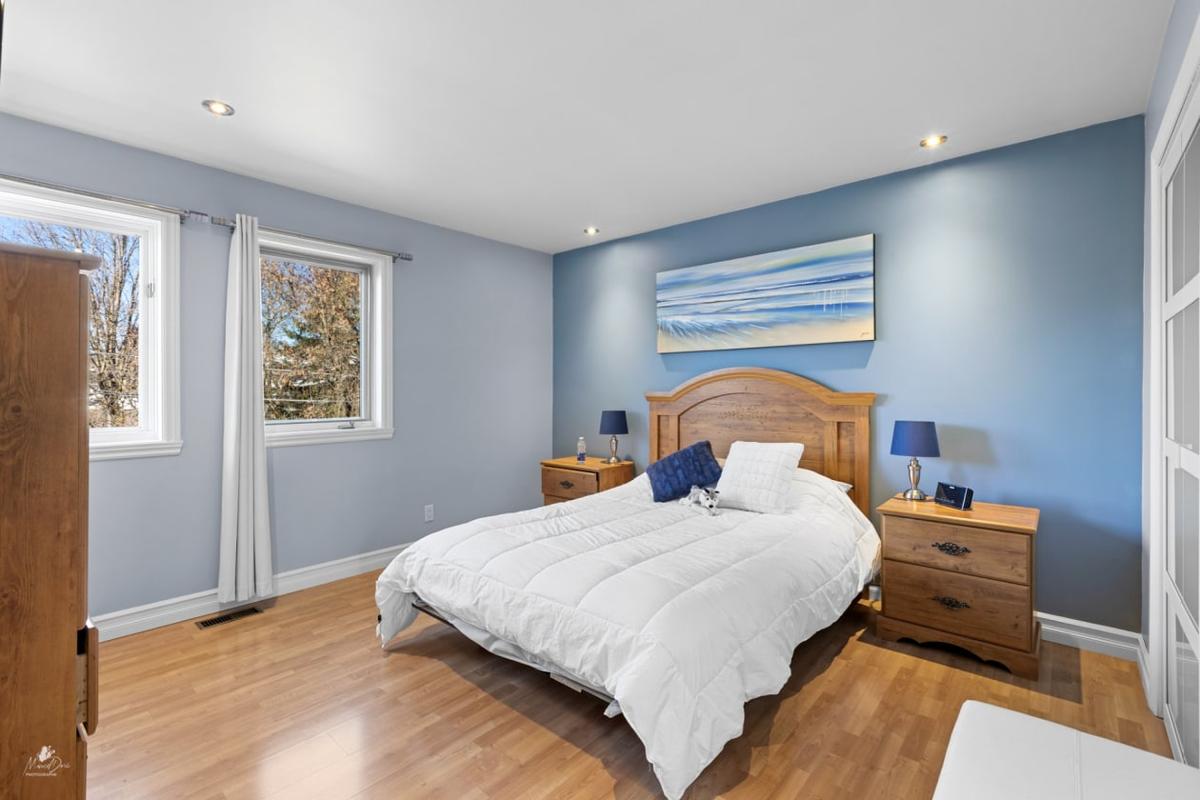La chambre principale avec vue sur la rivière