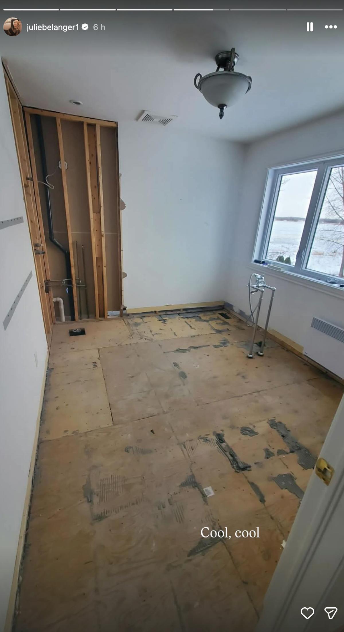 Julie Bélanger montre l'état de sa maison après son sinitre