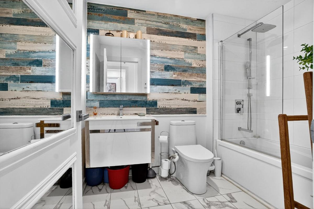 Salle de bain aux finitions modernes