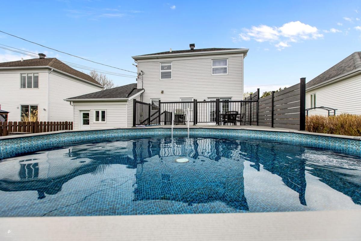Vue rapprochée de la piscine