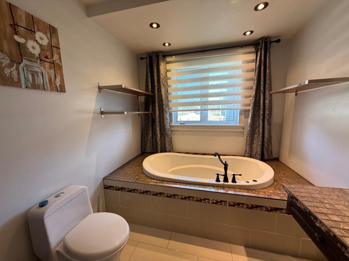 Salle de bain avec douche