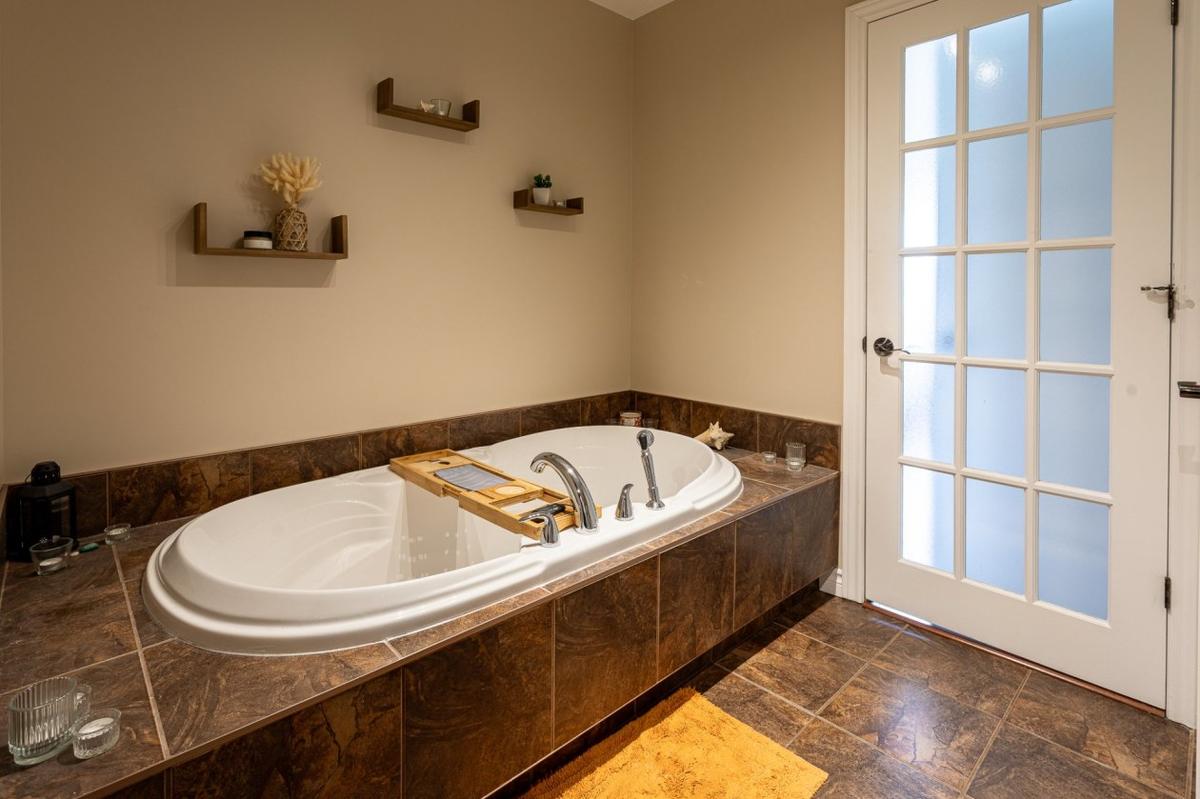 Autre angle de la salle de bain