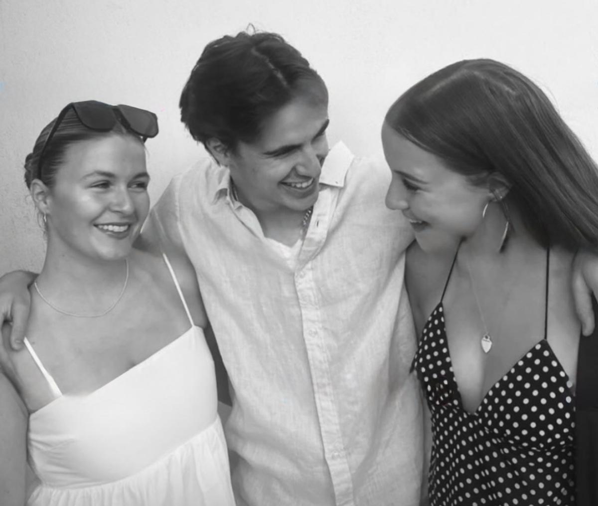 Justin Morissette avec ses soeurs