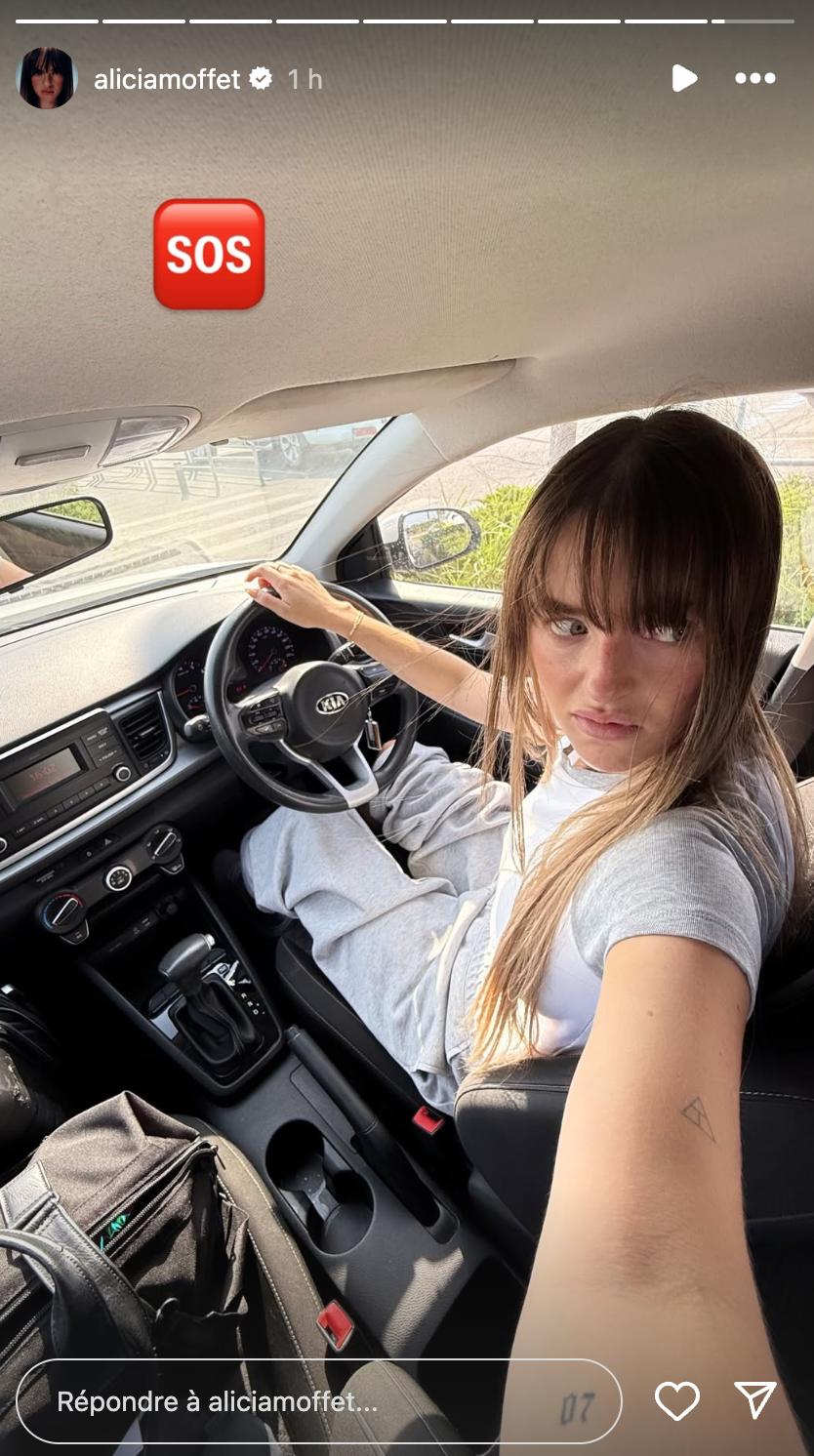Alicia Moffet au volant de sa KIA avec volant à droite