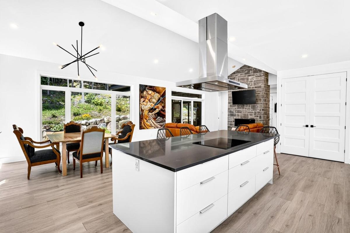 Cuisine vue sous un autre angle, garde-manger et rangements