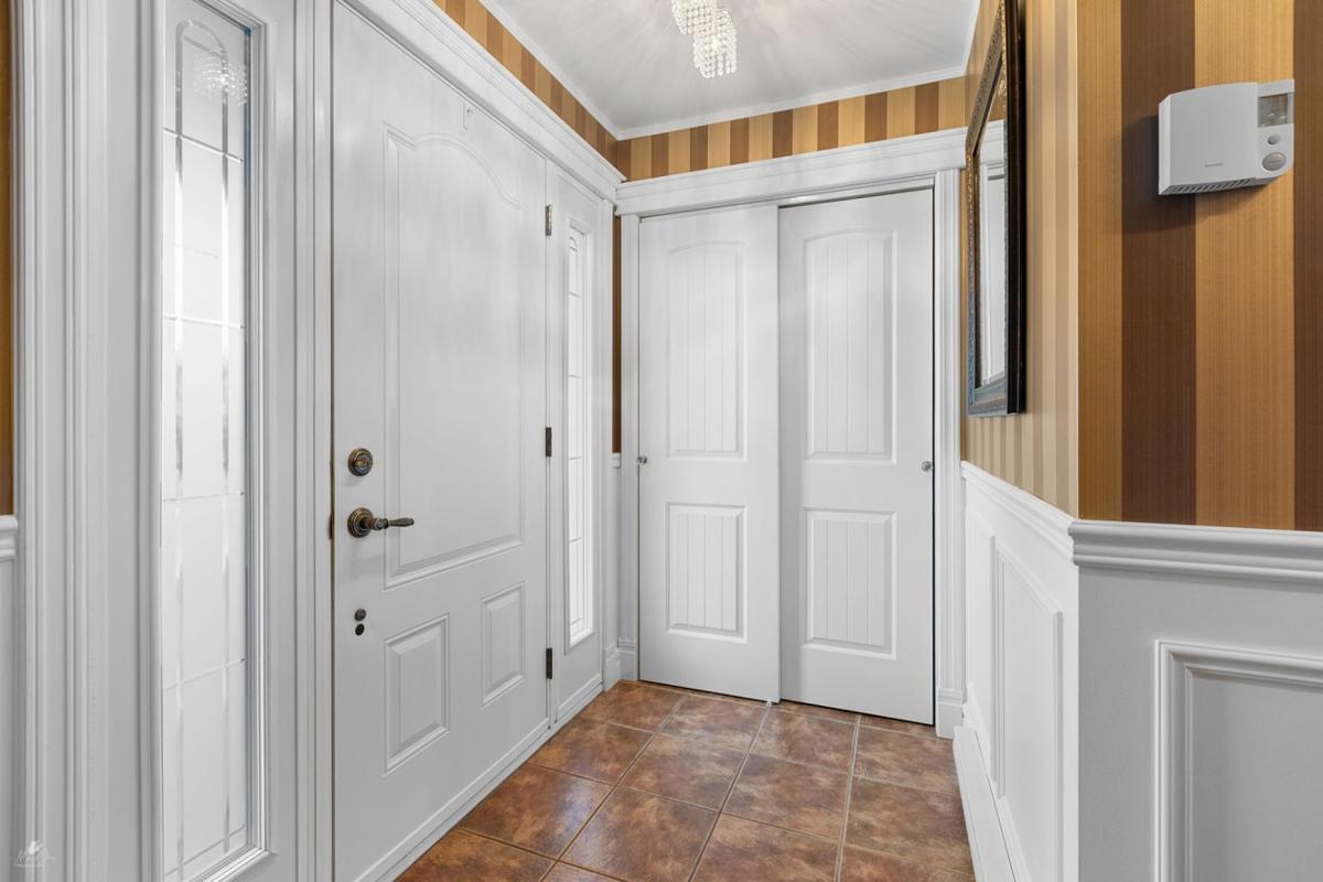 Hall d'entrée aux planchers de bois franc