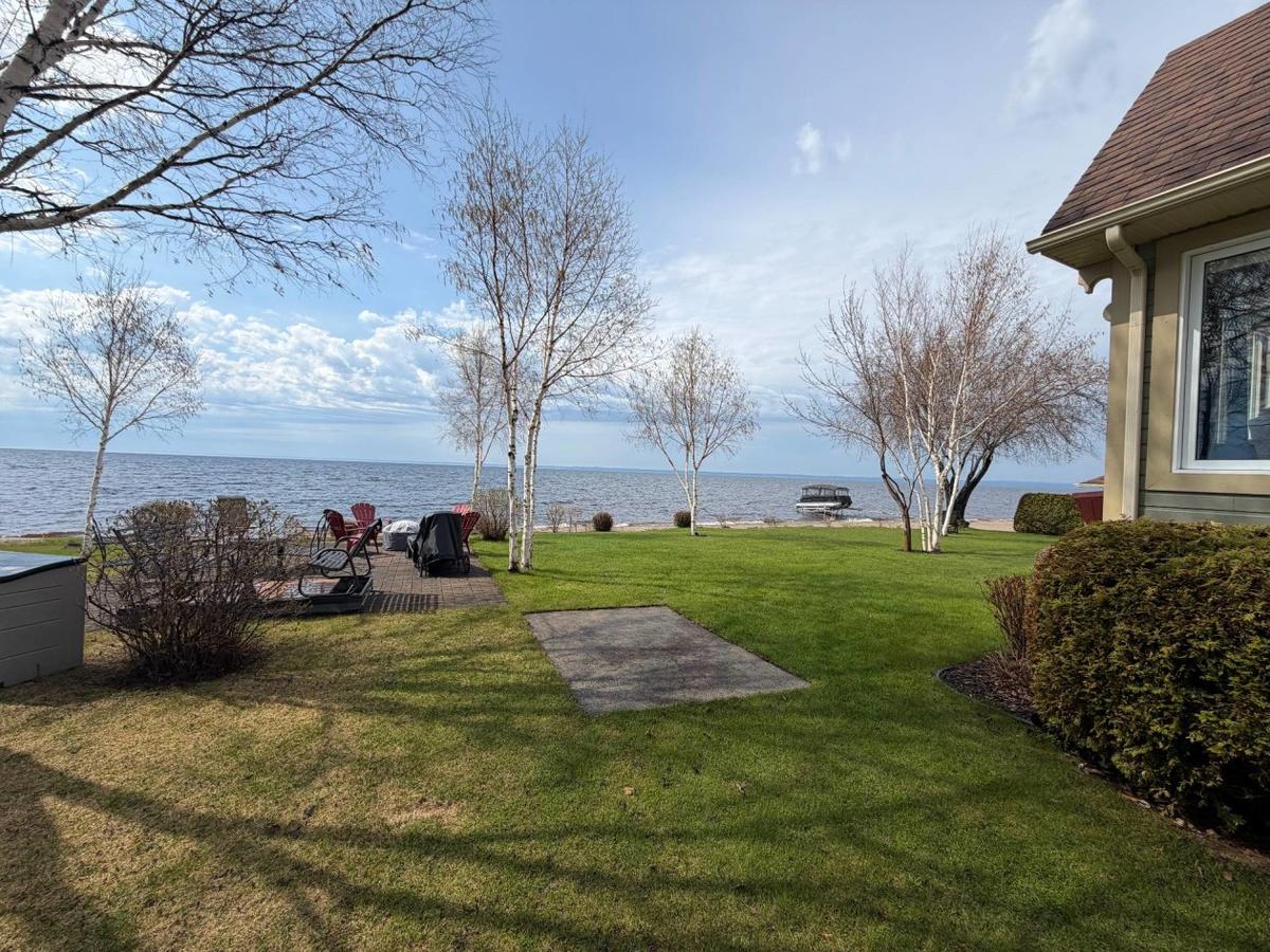 Vue sur les aménagements extérieurs et le bord de l'eau