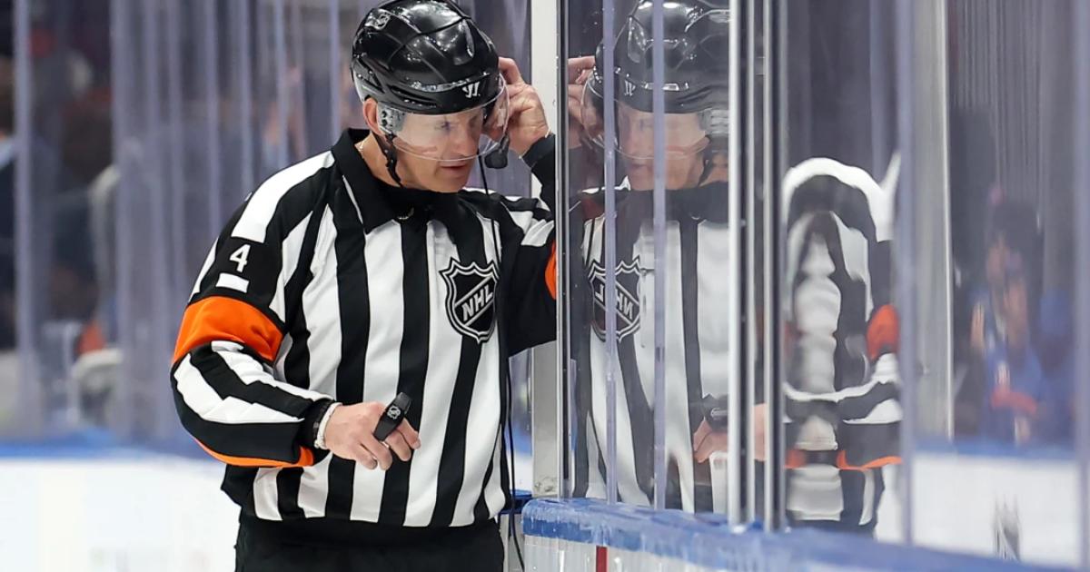 Wes McCauley au banc des pénalités