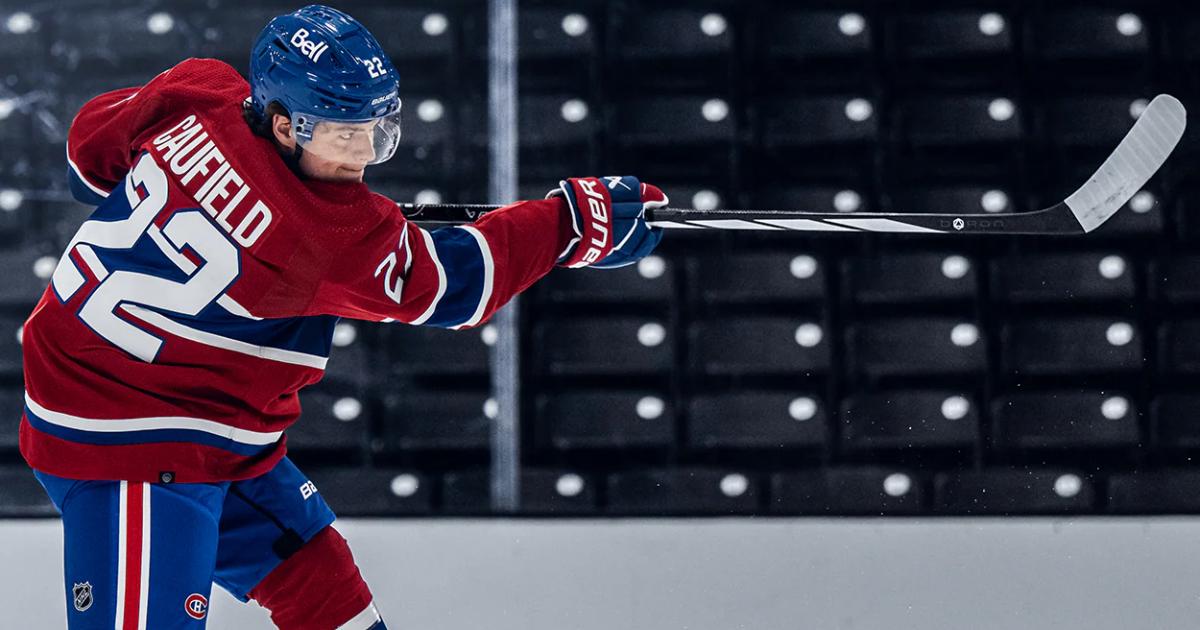 Cole Caufield bâton Bauer