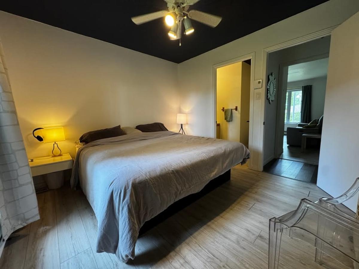 La chambre principale avec ses rangements généreux