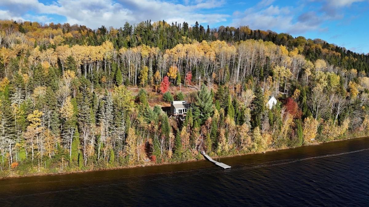 Vue extérieure de la propriété au bord du lac