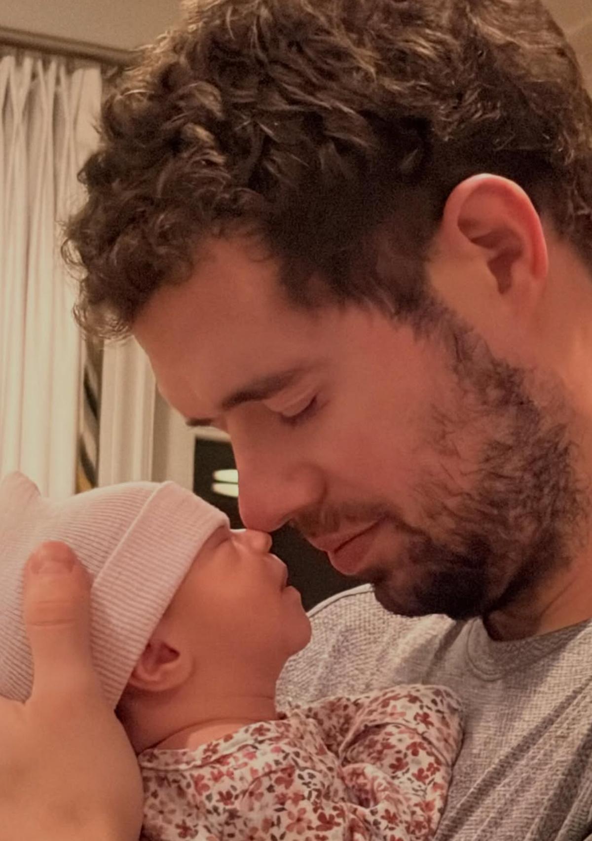 Marc-Édouard Vlasic et son bébé Samuelle 