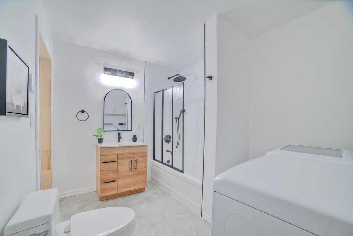 Autre angle de la salle de bain