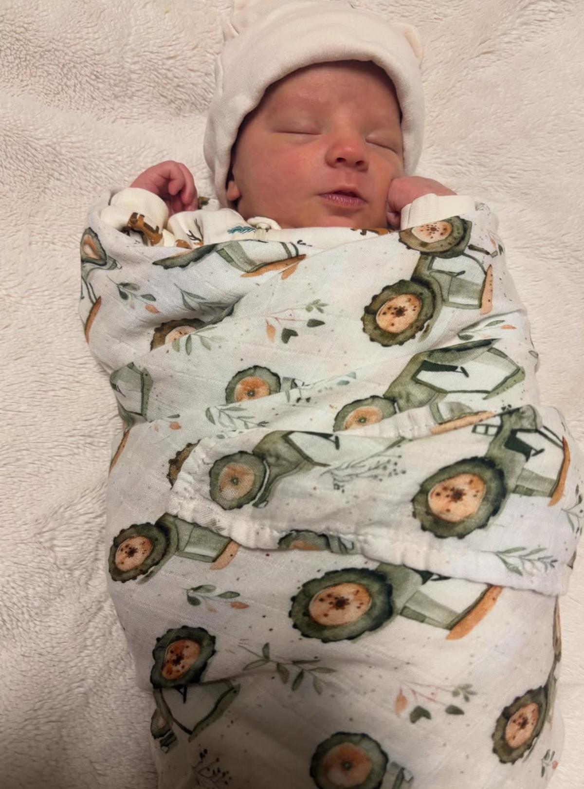 Bébé de Kim et Marc-Étienne de l'Amour est dans le pré