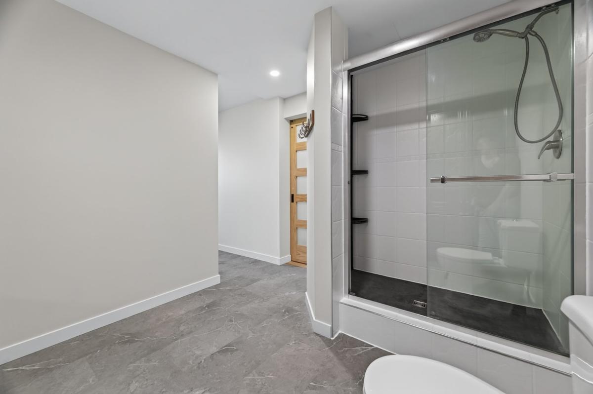 Finitions de la salle de bain du sous-sol