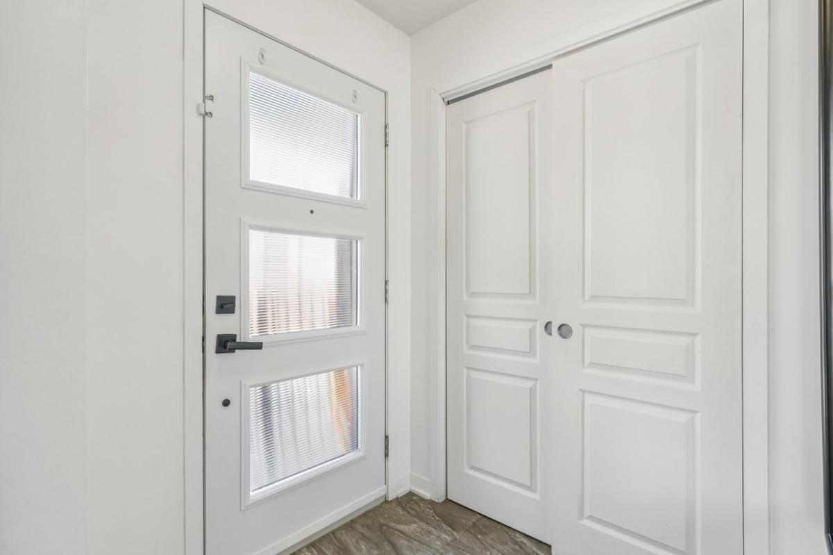 Lumineuse et moderne : une maison en rangée de coin à Longueuil, quatre chambres au cœur d'un quartier vert