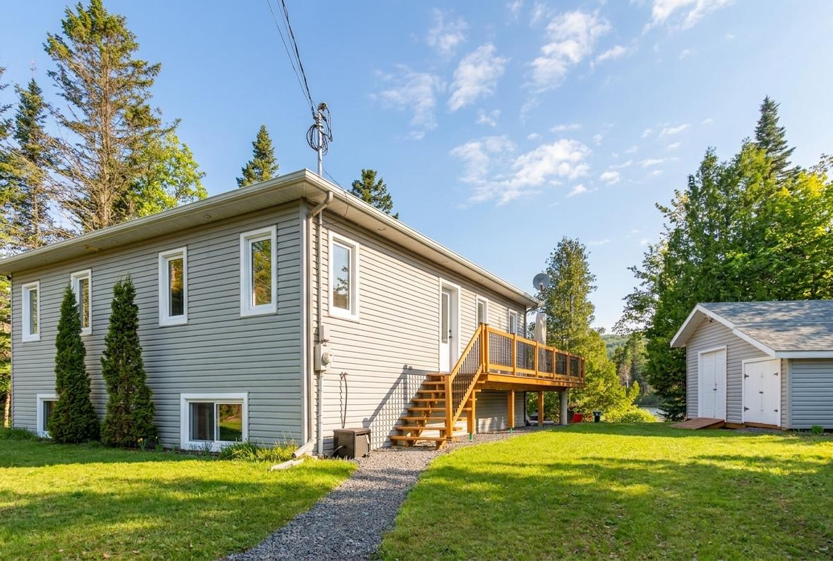 Vue extérieure du chalet dans son écrin de verdure