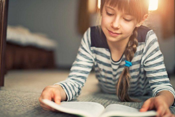 Enfant avec un livre