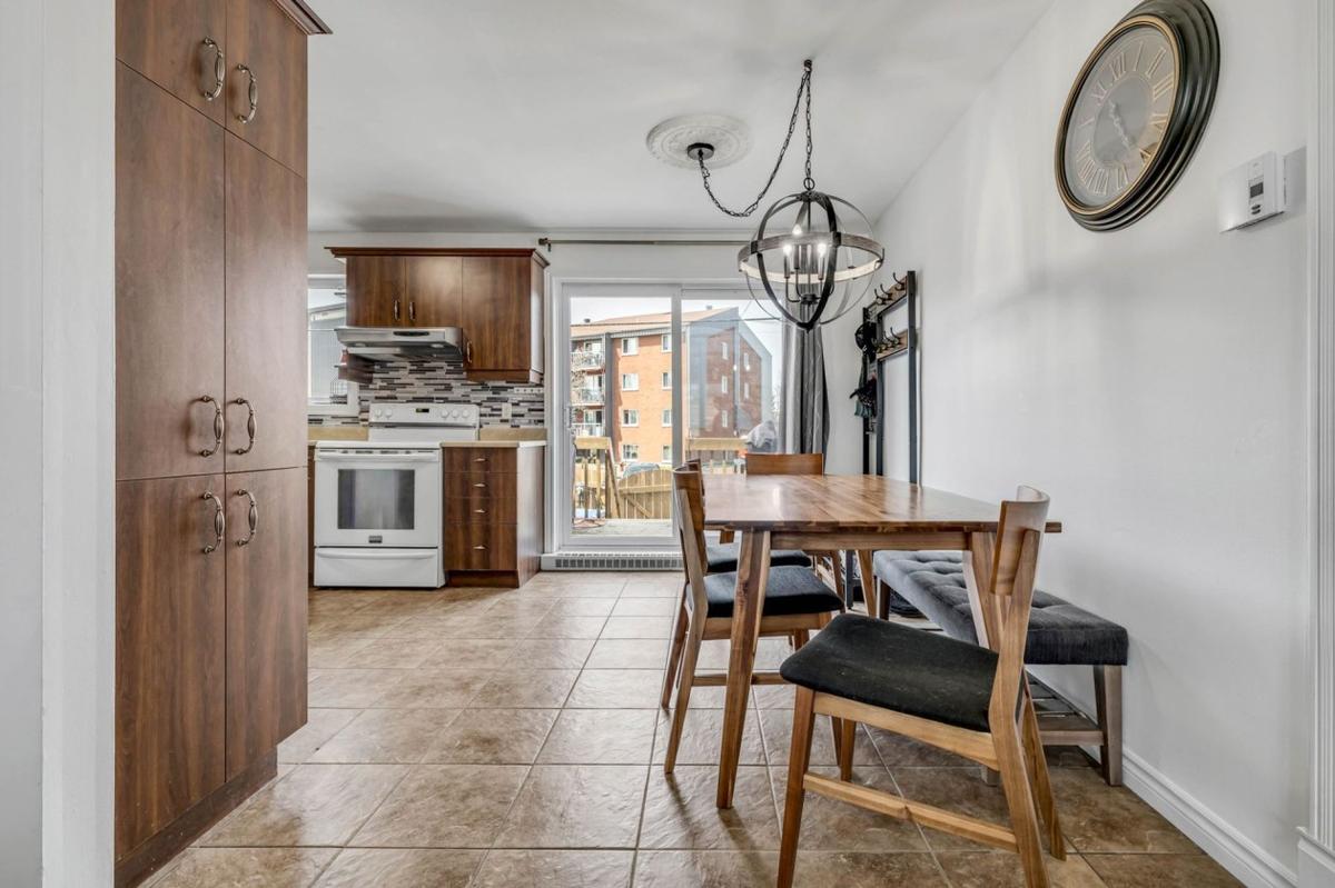 Salle à manger attenante à la cuisine