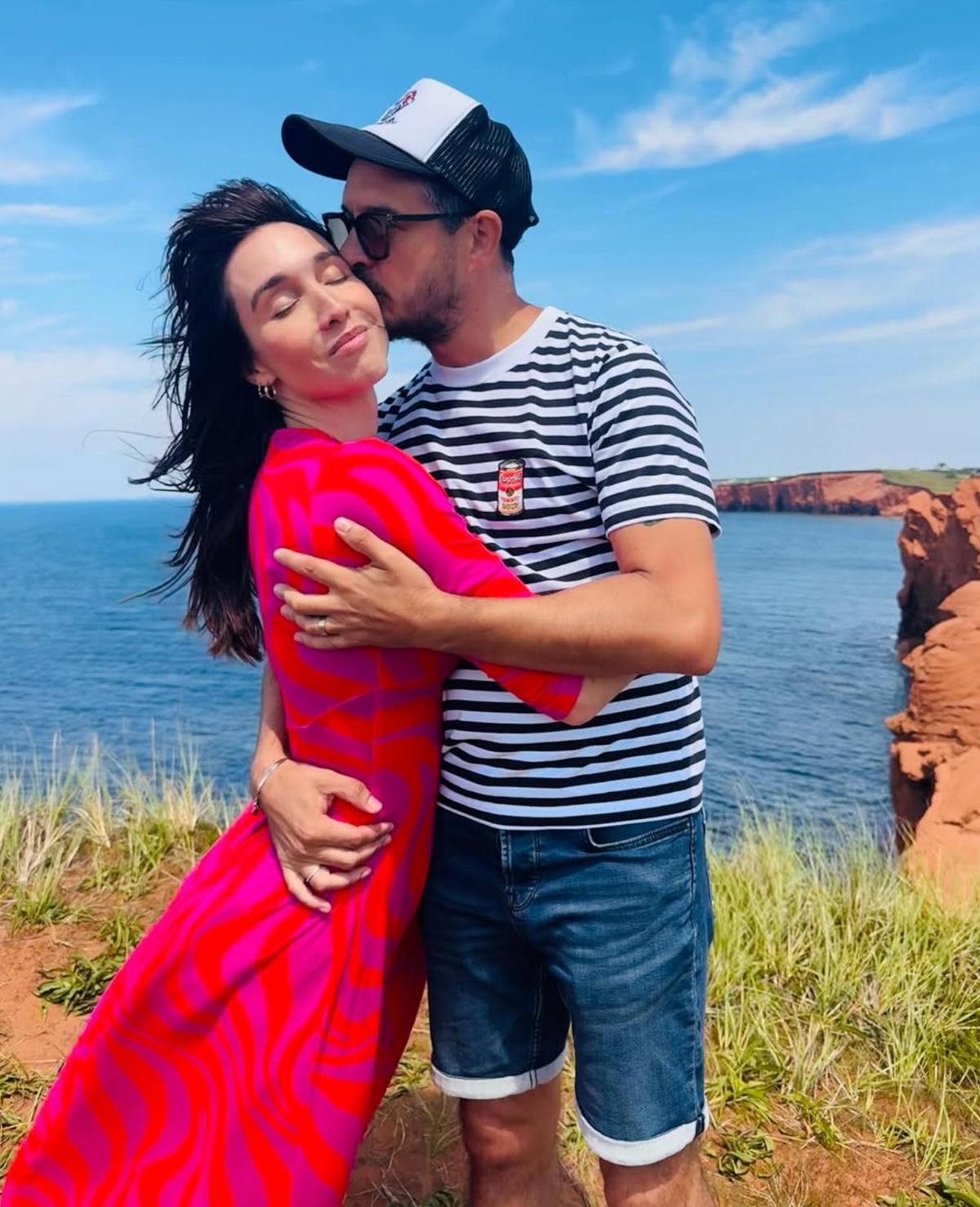 Bianca Gervais et Sébastien Diaz qui s'embrasse