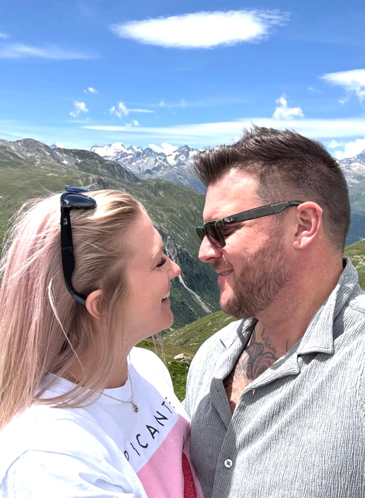 Moment de complicité devant les montagnes
