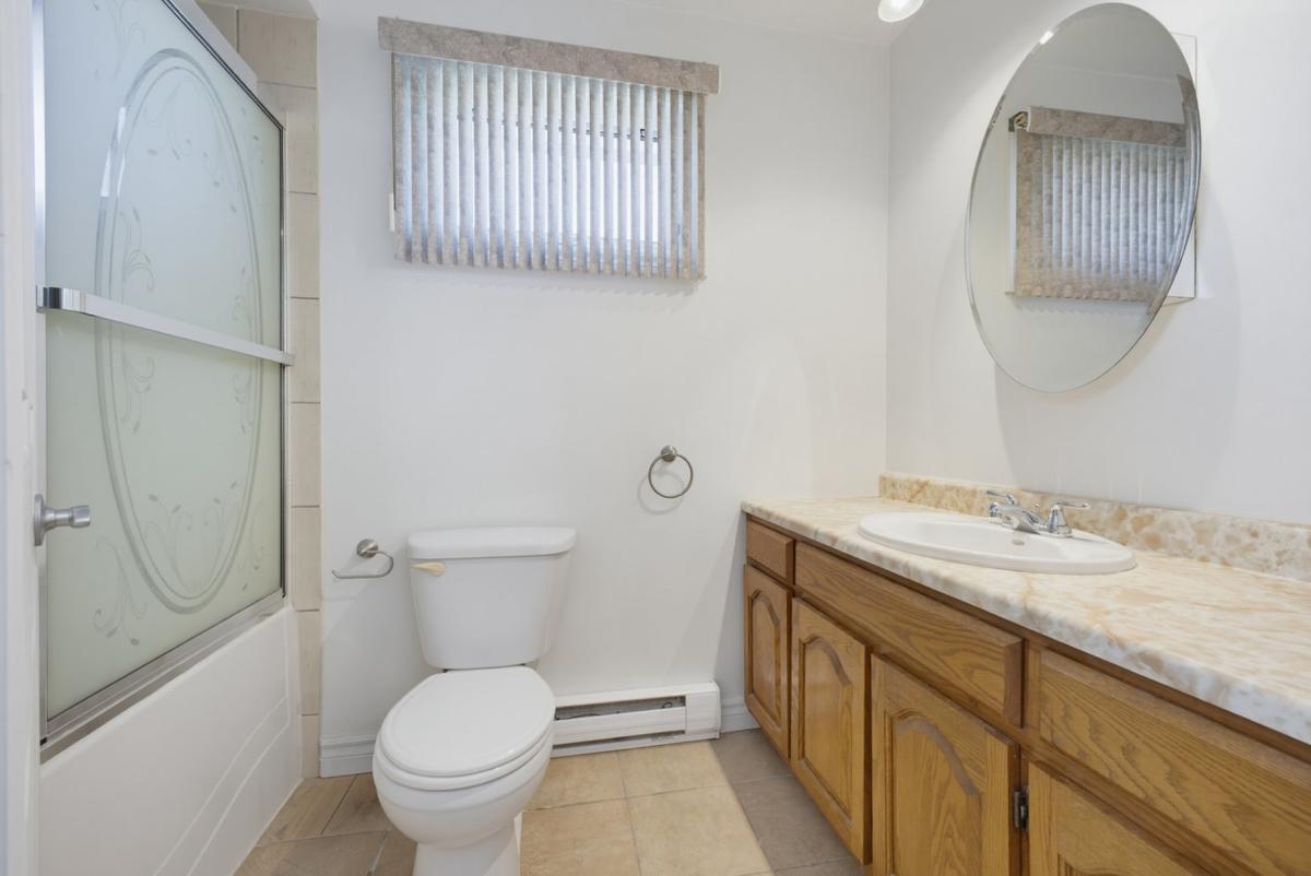 Salle de bain complète à l'étage