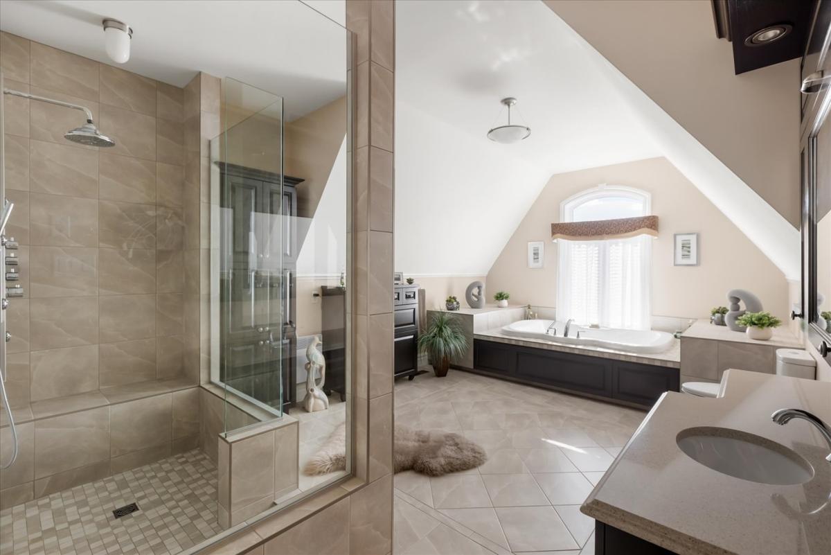 Salle de bain complète à l'étage