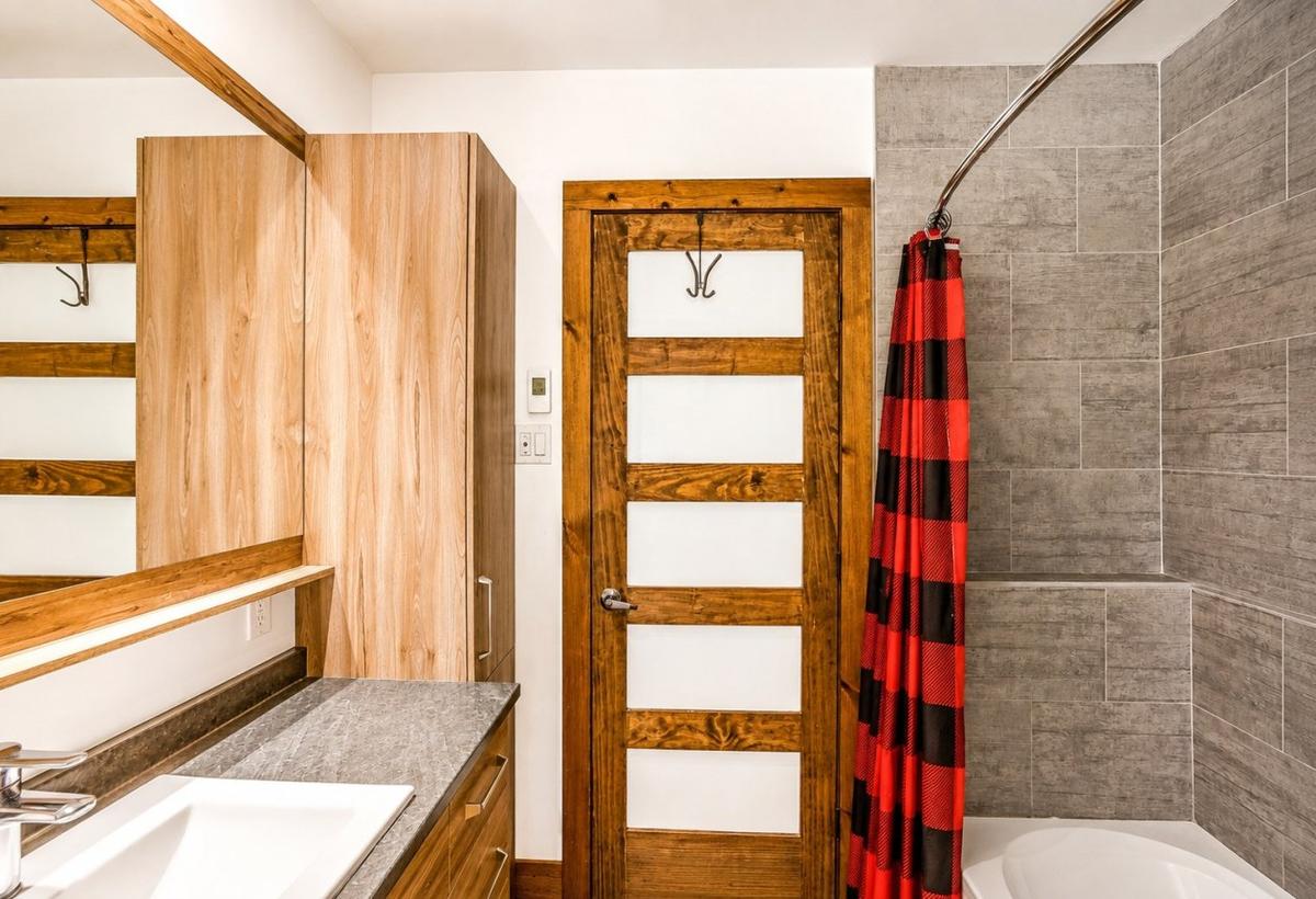 Deuxième salle de bain moderne