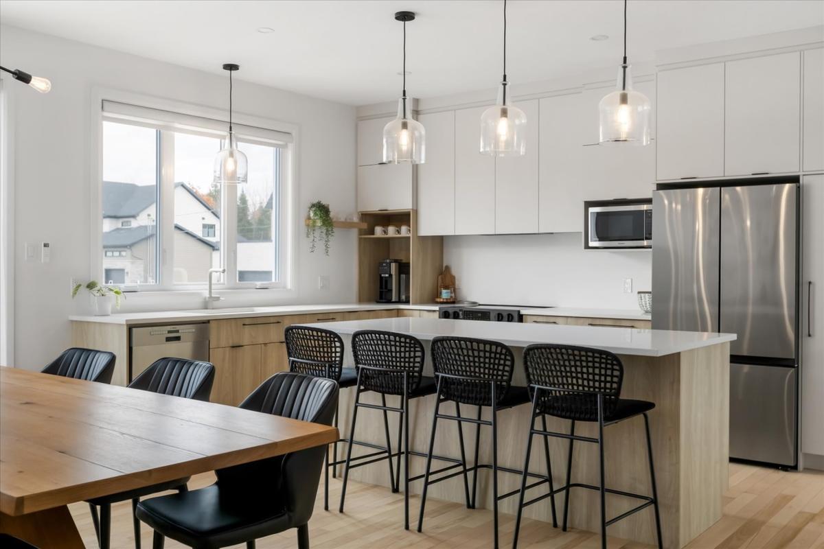 Espace extérieur avec terrasse et aménagement paysager
